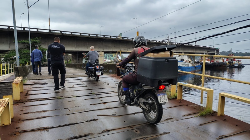 Motociclistas desrespeitam interdição da ponte de madeira. Divulgação -Crea-RJ